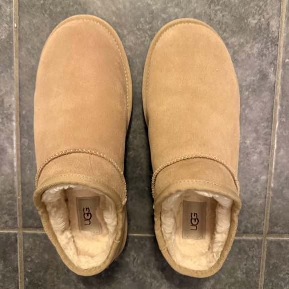UGG® Classic Slipper (Women) Size 10 - Picture 2 of 5